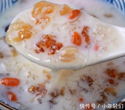  「桃胶炖奶」一到冷天，我从不用化妆品，每天喝一碗它，面色红润，色斑也没了！