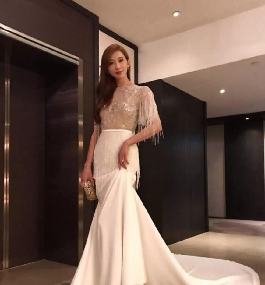 林志玲厉害了，转身的那一刻全世界都安静了，网友:越穿越清凉!