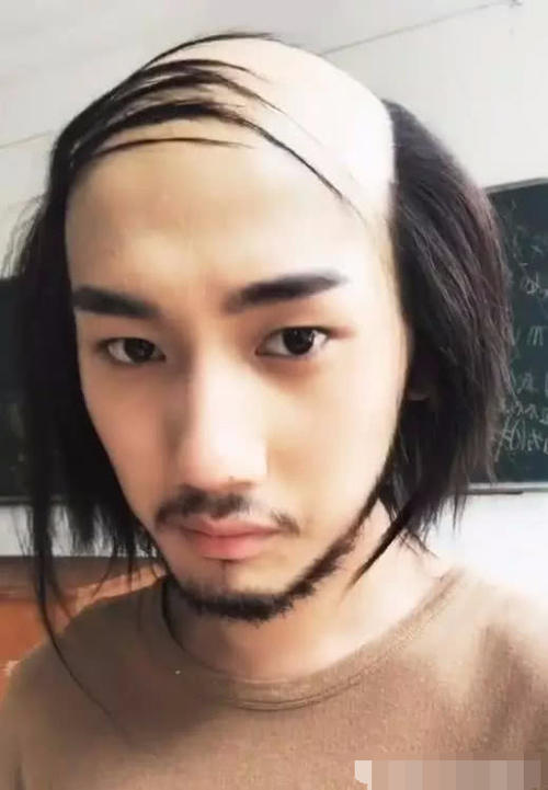 抖音史上最帅“中分哥”爆红，看到他的最终发型。只认他做老公