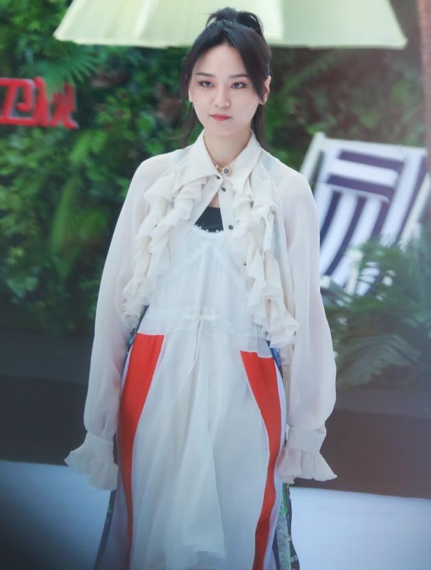  裙子上面@透明鞋已过期，“啫喱鞋”才是时髦精新宠，穿出雾气，看着就仙气
