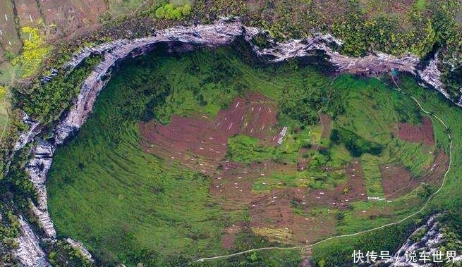 云南有一“天坑”成世外桃源，32人隐居几十年，给再多钱也不搬走
