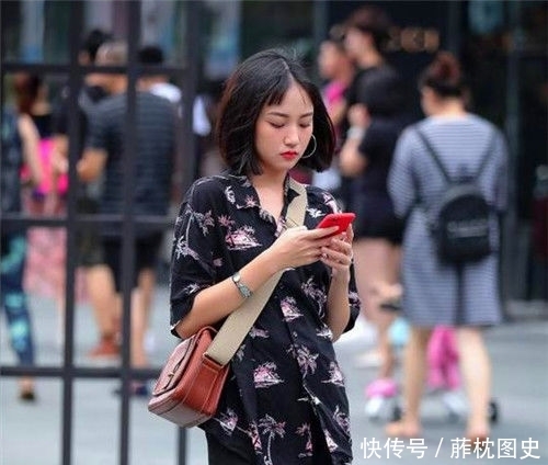 『碎花』街拍:美女碎花上衣配黑色短裤,时尚潮流的穿着,酷范十足