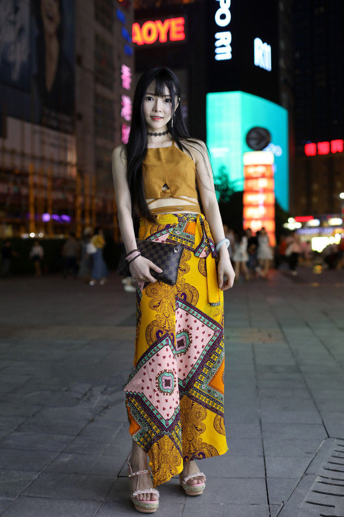 重庆街拍,时尚个性的魅力穿搭风,释放性感女人味!