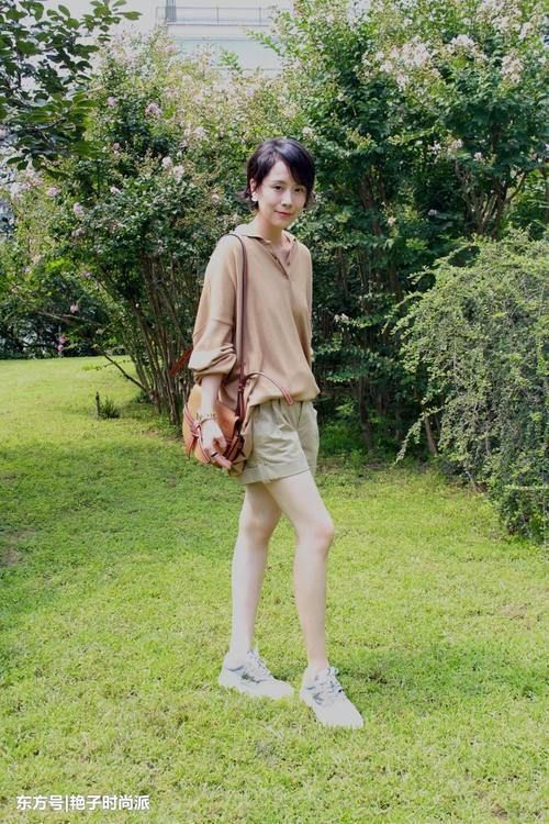 40岁海清真会保养，超短裤秀美腿，网友：真细，裤腿能塞两条腿