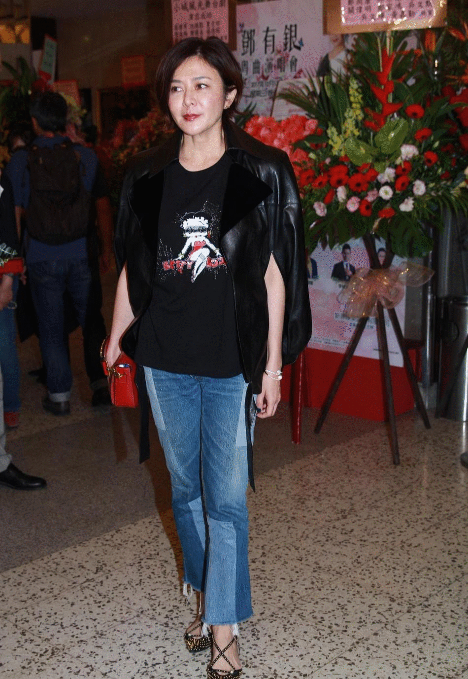 56岁关之琳依旧玩转深V诱惑, 多色拼接连衣裙轻松演绎靓妹造型