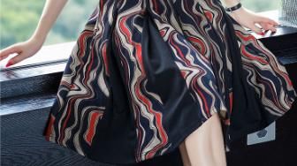 每次看到53岁小姨，都是这么年轻漂亮!原来常穿这高级裙，忒美