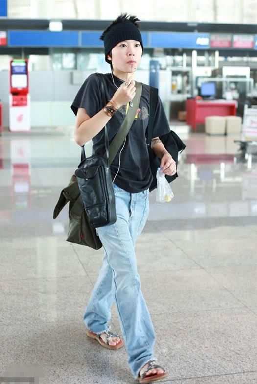 窦靖童终于“不一样”？粉色透视配皮裤女人味十足，网友：挺有料