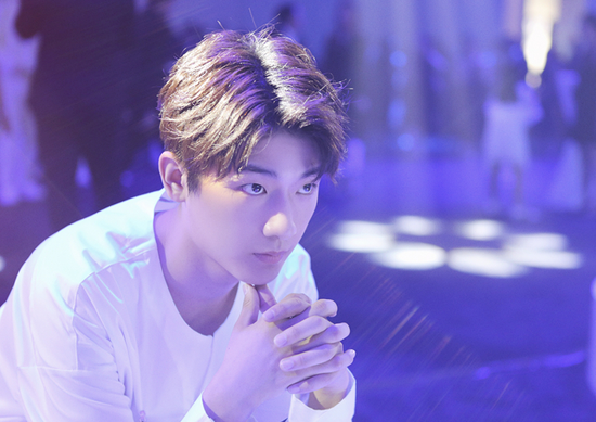 演员张飞飞出席活动 简约搭配彰显青春时尚