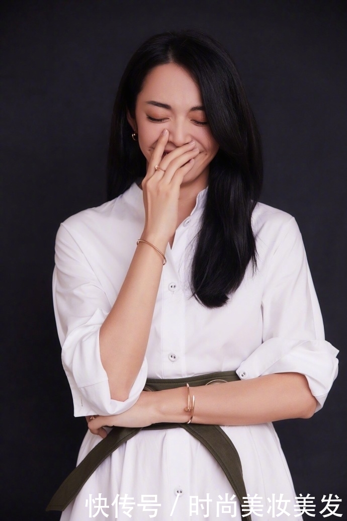 姚晨穿印花裙出街，脚却穿了双过膝长靴，网友：你是冷还是热啊？