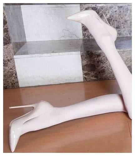 别致高雅的尖头细跟，强调女性的柔软性，拉长腿部的线条