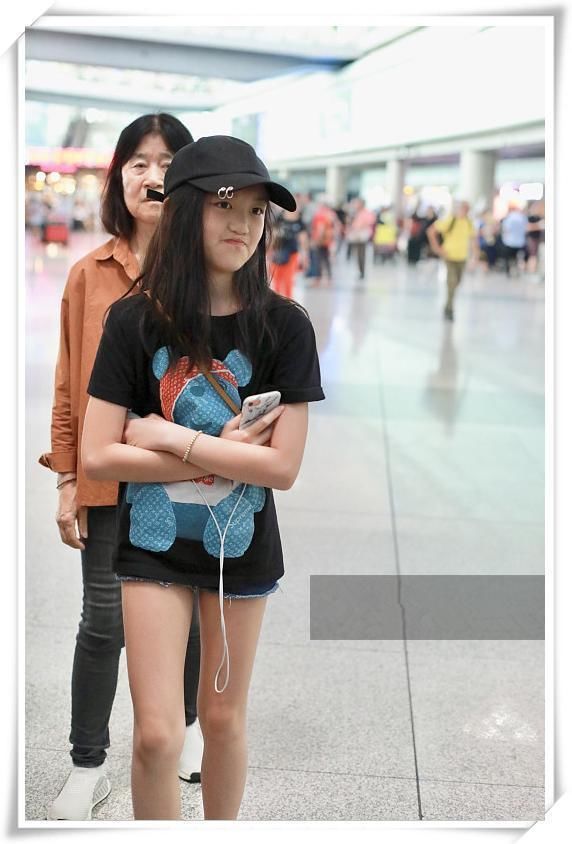 12岁李嫣穿短裤腿长竟超过1米，网友直呼：王菲基因好强大！