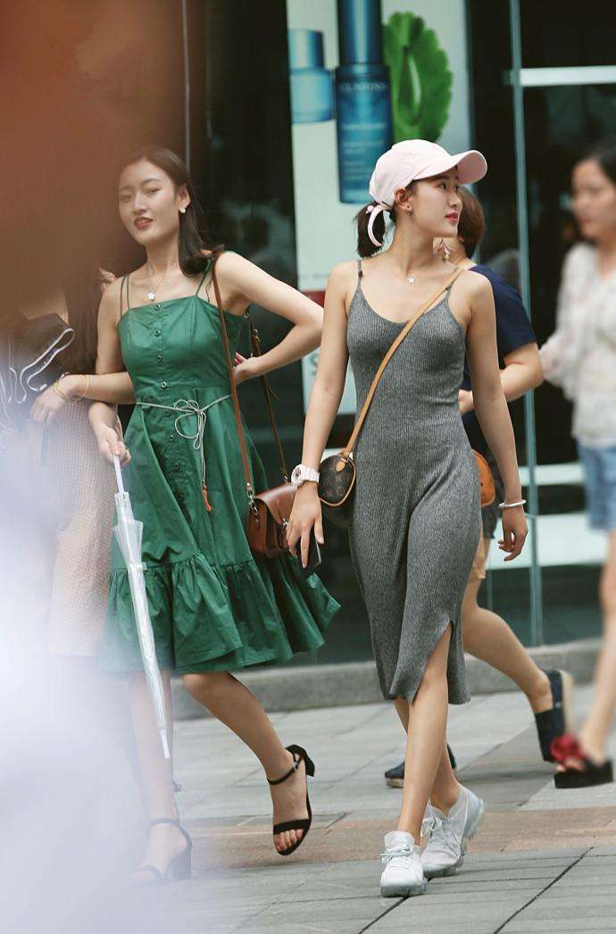 素人街拍: 身材火爆的女生少不了紧身连衣裙