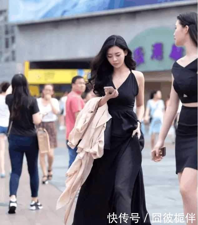  #天生#重庆妹子天生一副高冷范，独爱小黑裙