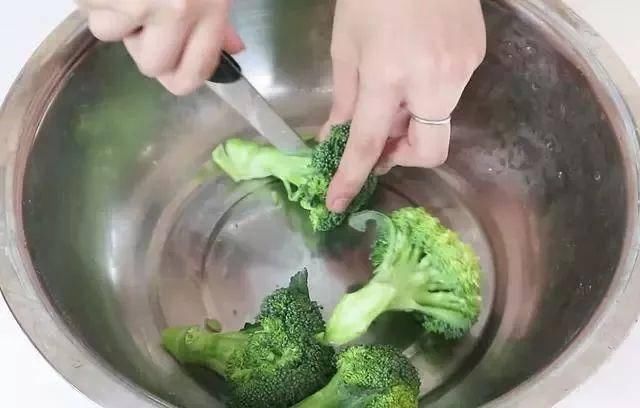  『蓝花』西蓝花洗不干净？教你一个小窍门，脏东西自己跑出来！