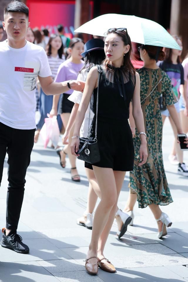 路人街拍，就算是美若天仙，也离不开时尚前卫的穿搭