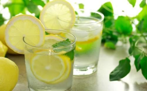 天天喝柠檬水，皮肤变得光滑，皱纹也少了吗?