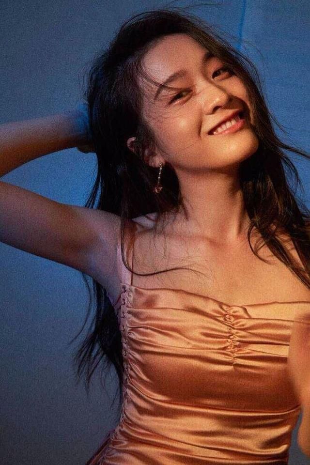 21岁的张雪迎和26岁的迪丽热巴撞衫,赢了年龄却输了颜值!