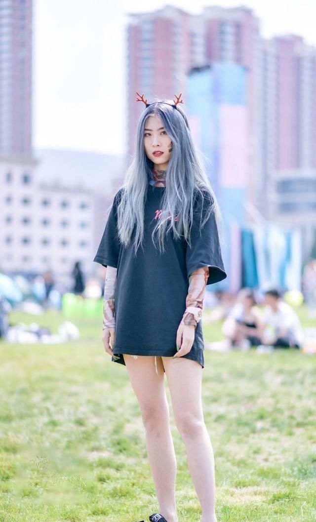 『粉色』身材微胖的美女,粉色紧身裙搭配水晶高跟凉鞋,穿出美丽好身材