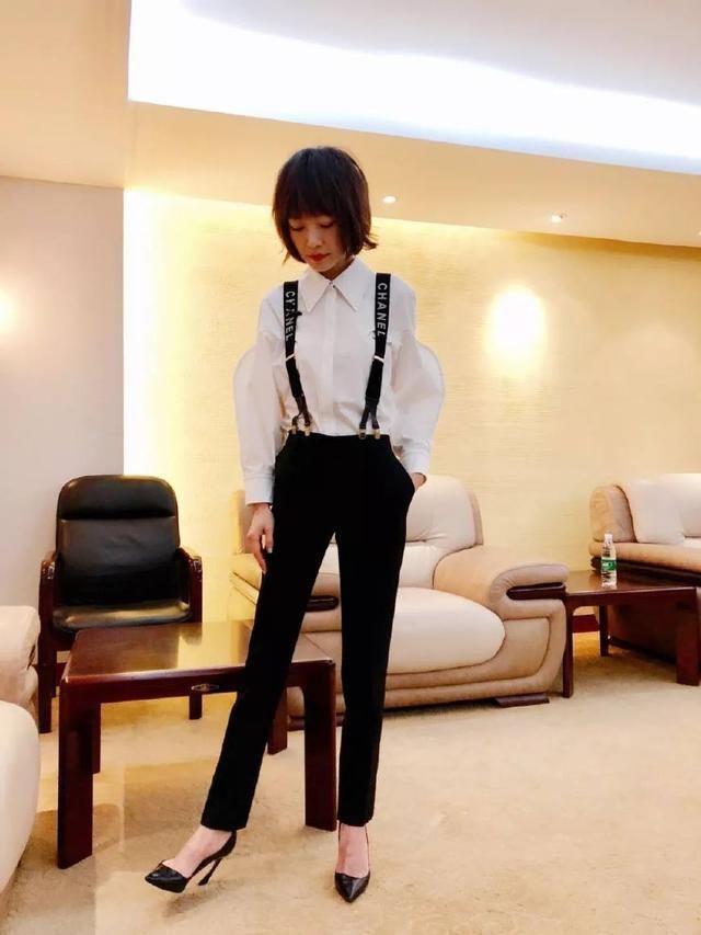 48岁鲁豫才是冻龄，穿“陈同学”T恤，少女感炸裂!