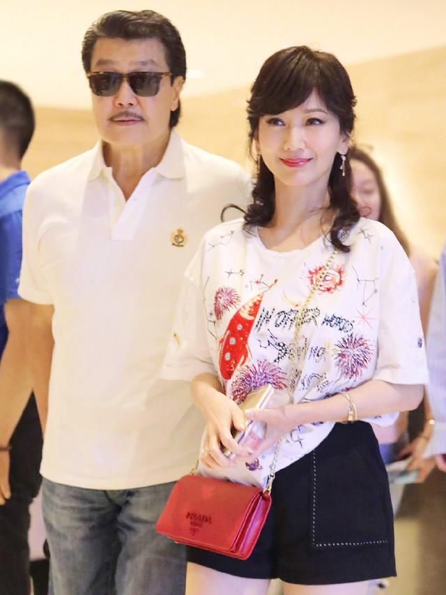 42岁马伊琍穿破洞裤，63岁赵雅芝穿涂鸦T恤，心态年轻就是大胆！