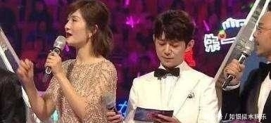  「就算」越来越放肆了？谢娜主持节目抢话、尬笑就算了，还公然玩手机