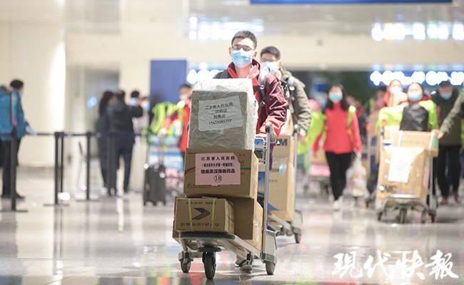  全力|武汉机场！21支医疗队来了！全力投入重型患者救治