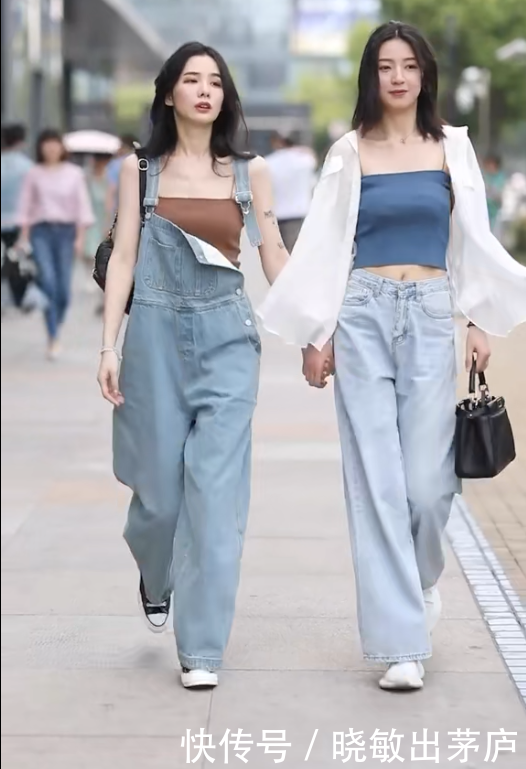 【 闺蜜】右边深棕”你能驾驭哪个穿搭，街头闺蜜搭！俩姐妹“左边深蓝