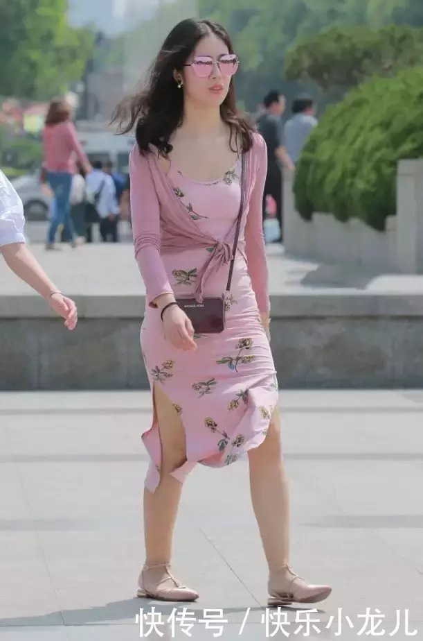  亮眼|时尚穿搭：粉色印花长裙，人群中的你很亮眼