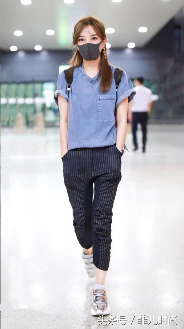 赵薇脚踩10cm高跟鞋，阔腿裤仍拖地，网友：踩到自己就尴尬了！