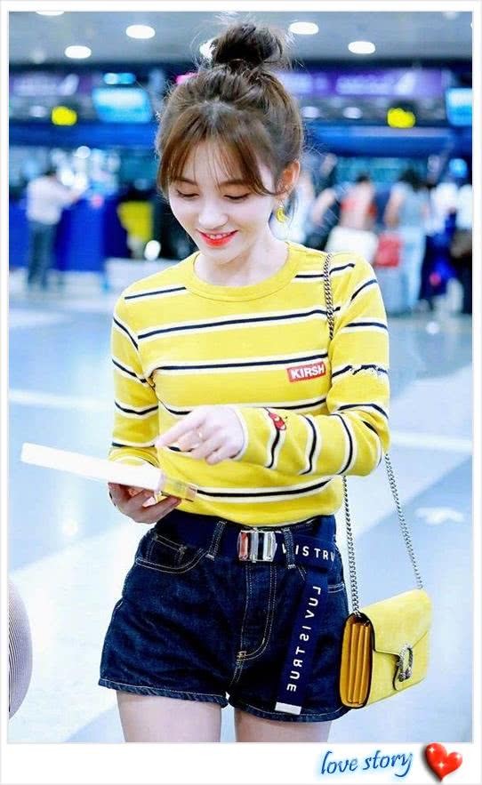 鞠婧祎紧身短裤秀细腿，但中间这条缝太尴尬了，网友：只怪她太瘦