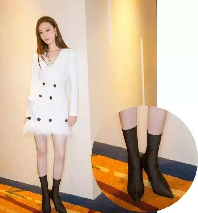  #女生#低帮鞋大势已去！现在流行“袜子靴”，显瘦百搭，8成女生很适合