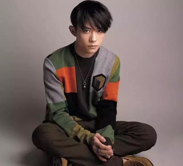 易烊千玺新宣传照流出，又尝试新发型！粉丝：代言人头发卖吗？