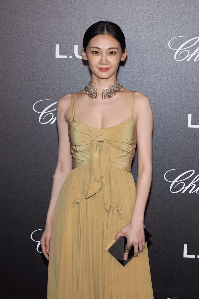 苗苗一袭吊带黄色长裙，真给冯导争脸，戛纳舞台为自己加分!