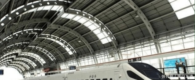 印度土豪首次来中国，刚坐上高铁就急了，还直言：我要下车