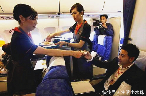 为什么坐飞机时，空姐会不停的送吃的？多数人不知其中“玄机”