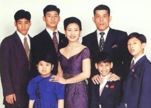  『时装秀』泰王二公主办个人时装秀！灯笼袖衬衫配包臀裙好闪耀，给王室长脸