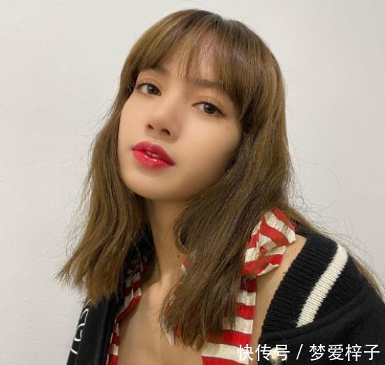 『小宝贝』Lisa妆容太精致了!棕色瞳孔更吸引眼球,微微一笑令人陶醉