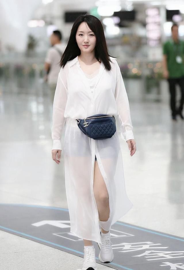 杨钰莹美得忘了年龄，穿薄纱防晒装仙气十足，网友：逆生长女神！