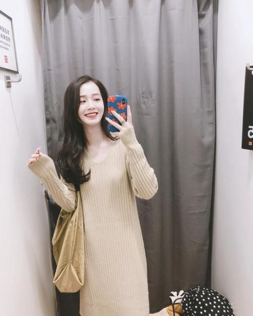 「针织开衫」穿衣别再追求“凹凸感”,现在流行“奶奶风”针织衫,舒服又保暖