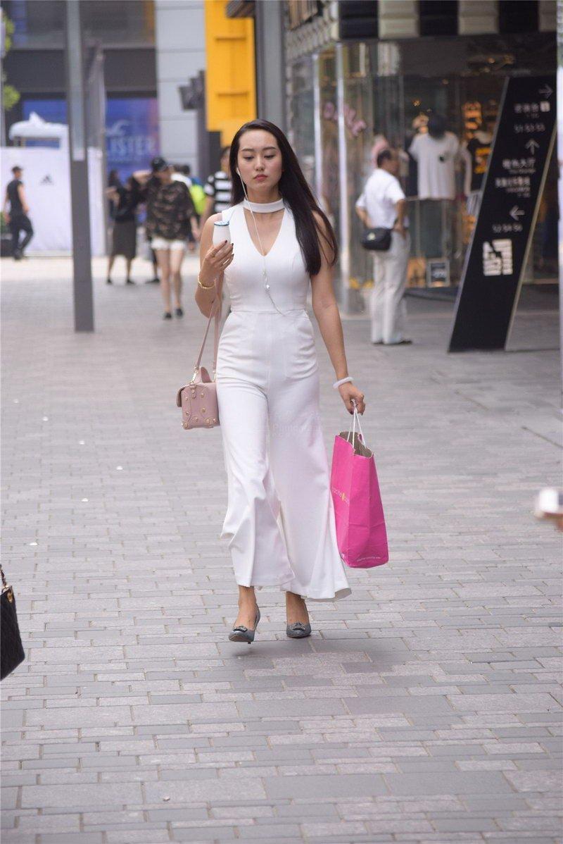 美女少妇穿白色连体衣,丰满迷人性感街拍图!