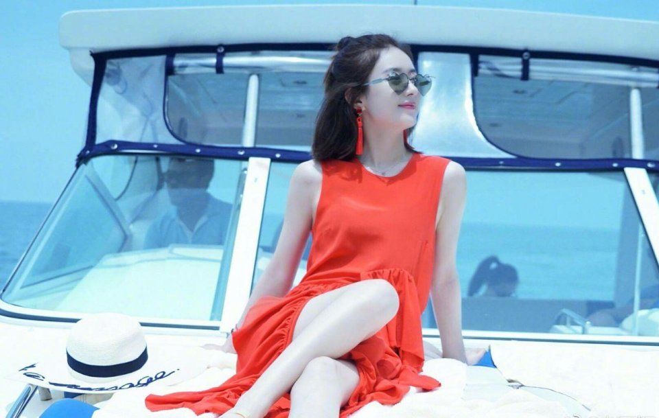 赵丽颖人长的漂亮就算了，腰还这么细!最主要的是还特会挑衣服!