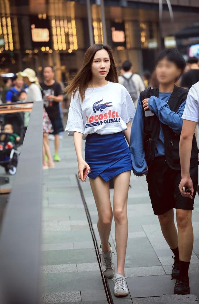 街拍：夏天，小姐姐凹凸有致完美的身材让人羡慕