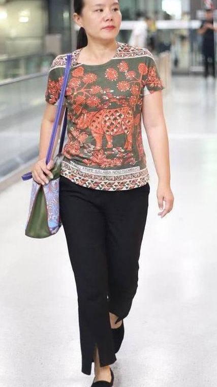 43岁龚琳娜太接地气了，素颜被吐槽像路人，网友：完全认不出来