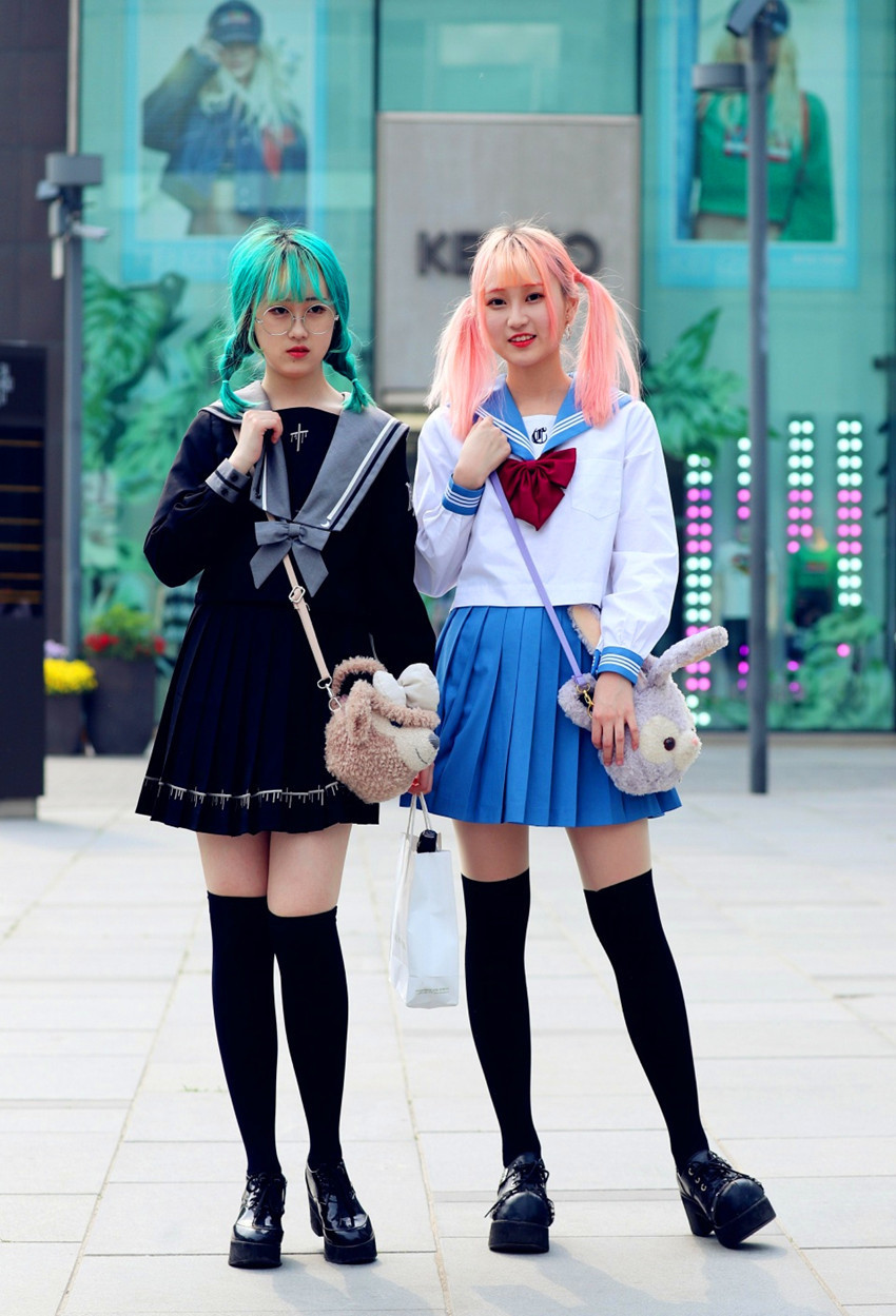 穿衣大胆的紧身裙小姐姐，绽放女神气质，美得不可方物！