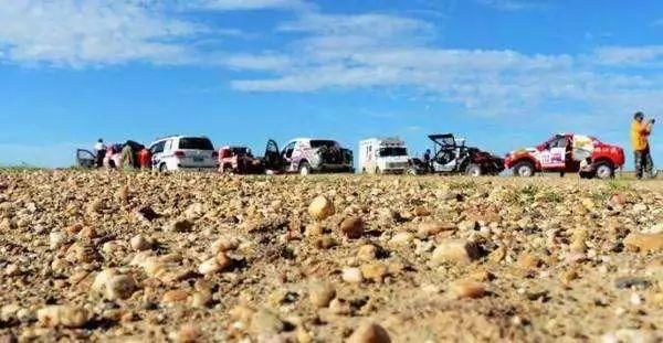 新疆人捡石头的最美季节又到了，教你在16个不同的地方捡石头！有