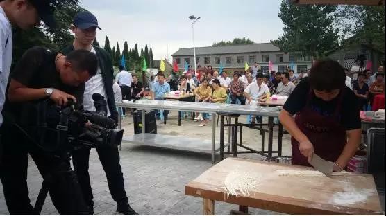 央视7套"丰收中国"摄制组走进曹市辉山村