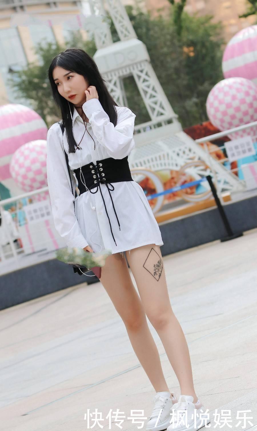『优雅』街拍:长相甜美的小姐姐黑白搭配凸显优雅气质、清纯气息!