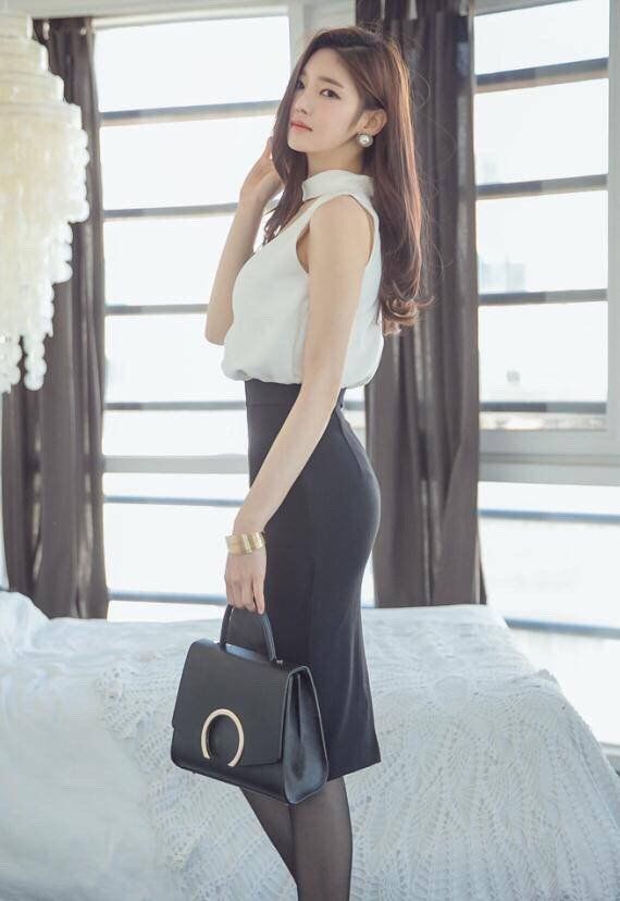 高跟鞋极品美女，脖子套圈圈作何用？