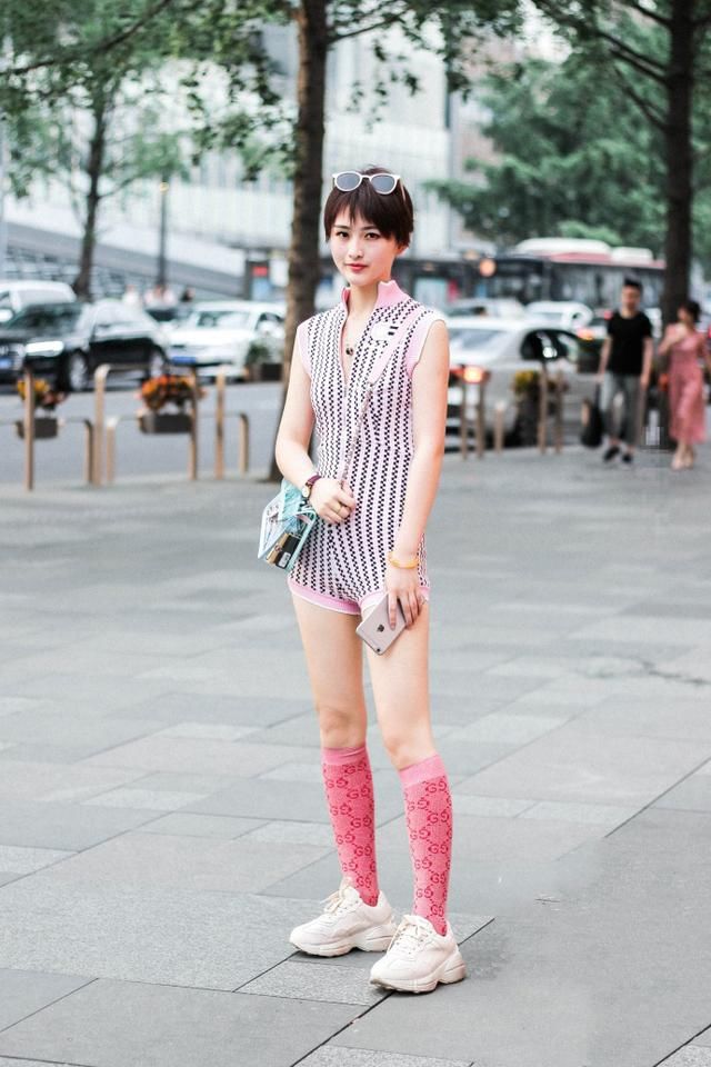 街拍：路遇夏日街头美女，黑色高跟鞋塑造优雅美足，充满女性韵味