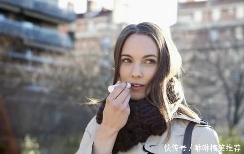 『女生』女生有这5个习惯,会让嘴唇变丑尤其第2个,不改掉难提升颜值
